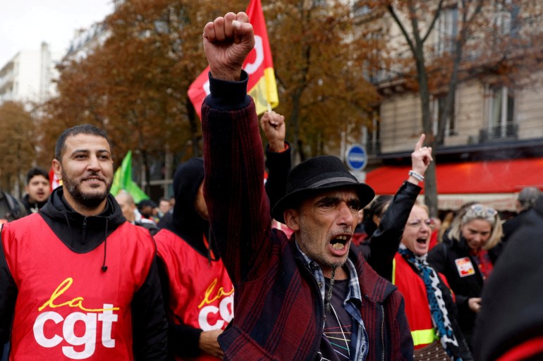 Протестующие и работники французского профсоюза CGT принимают участие в демонстрации в рамках общенационального дня забастовки и протестов, призывающих правительство принять меры по борьбе с инфляцией, правам рабочих и пенсионным реформам в Париже, Франция.