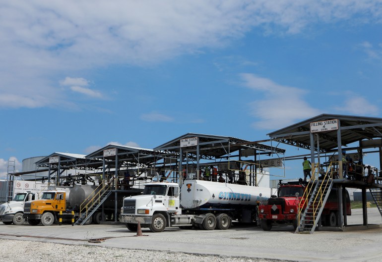 Truk sedang memuat bahan bakar di terminal Varreux di Port-au-Prince