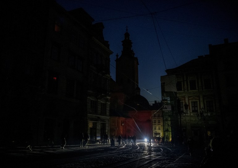 Centro da cidade de Lviv no escuro e sem eletricidade depois que a infraestrutura civil crítica foi atingida por um míssil russo.