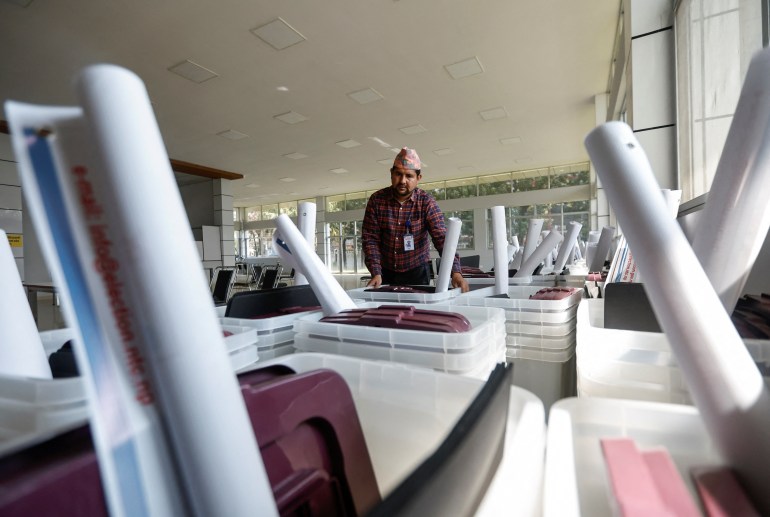 Een ambtenaar van de verkiezingscommissie controleert de stembussen voordat ze worden uitgedeeld voorafgaand aan de algemene verkiezingen, Kathmandu, Nepal
