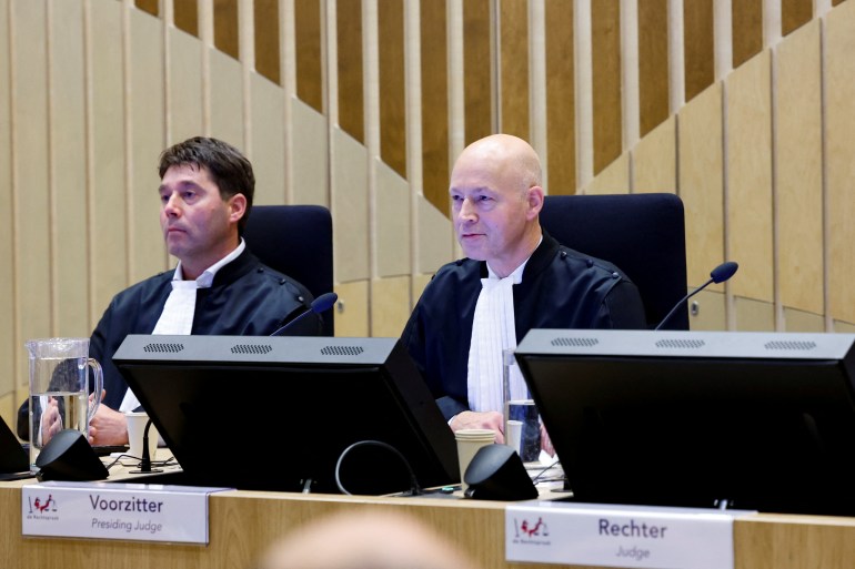 Başkan Yargıç Hendrik Steenhuis ve Yargıç Dagmar Koster mahkeme salonunda oturuyor
