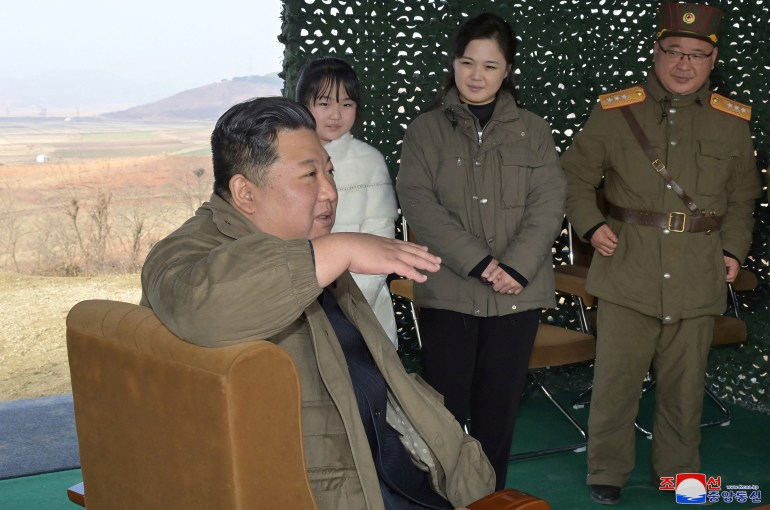 De Noord-Koreaanse leider Kim Jong Un spreekt met zijn vrouw Ri Sol Ju op de dag van de lancering van een intercontinentale ballistische raket (ICBM) op deze ongedateerde foto die op 19 november 2022 is vrijgegeven door het Korean Central News Agency (KCNA) van Noord-Korea .  KCNA via REUTERS REDACTIE OPGELET - DEZE AFBEELDING WERD AANGEBODEN DOOR EEN DERDE PARTIJ.  GEEN VERKOOP AAN DERDEN.  ZUID-KOREA UIT.  GEEN COMMERCIËLE OF REDACTIONELE VERKOOP IN ZUID-KOREA.  REUTERS KAN DEZE AFBEELDING NIET ONAFHANKELIJK VERIFICEREN.
