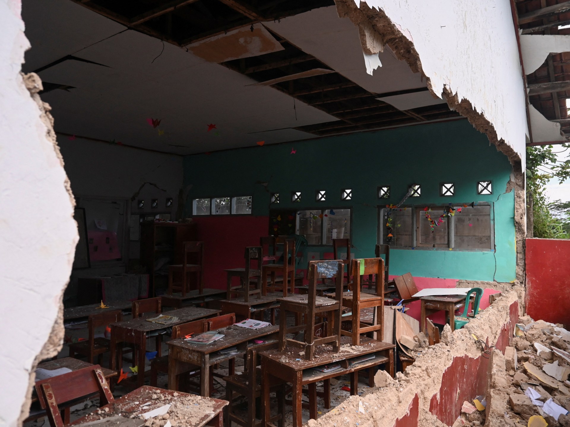 Photographs: Indonesia quake kills scores, reduces houses to rubble