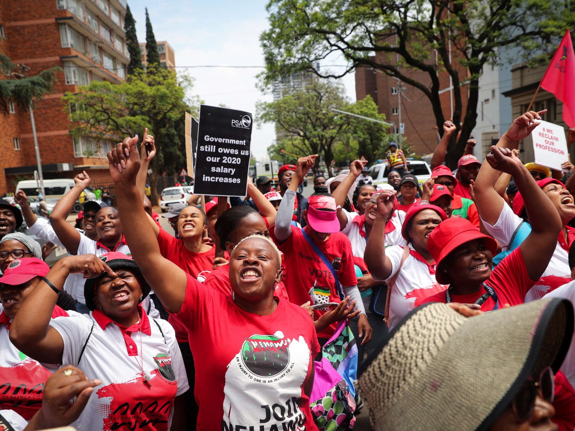 1000’s strike for wage will increase in South Africa