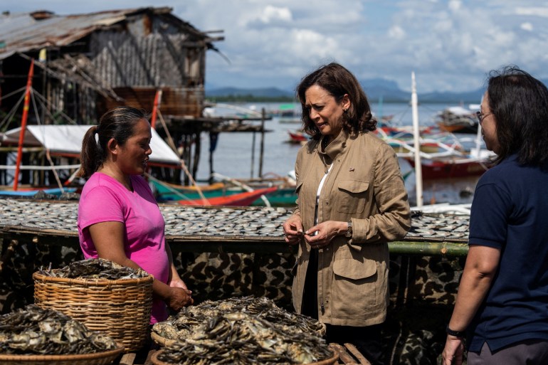 ABD Başkan Yardımcısı Kamala Harris Filipinler, Palawan'daki yerel köy Tagburos'u gezdi