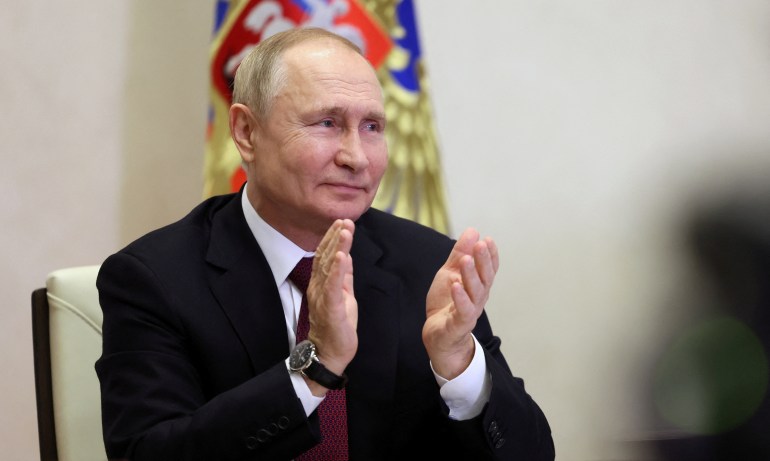 Rusya Devlet Başkanı Vladimir Putin, Rusya'nın Moskova dışındaki Novo-Ogaryovo devlet konutundan video bağlantısı aracılığıyla Ural nükleer enerjili buzkıranda Rus ulusal bayrağının çekilmesi ve Rusya'nın en yeni ve en büyük nükleer buzkıran Yakutya'nın fırlatılması törenine katılıyor Kasım 22, 2022. REUTERS aracılığıyla Sputnik/Aleksey Babushkin/Kremlin EDİTÖRLERİN DİKKATİNE - BU GÖRÜNTÜ ÜÇÜNCÜ TARAFTAN SAĞLANMIŞTIR.