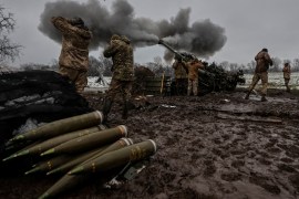 Ukrainian service members fire a shell from an M777 Howitzer at a front line, as Russia&#39;s attack on Ukraine continues, in Donetsk [Radio Free Europe/Radio Liberty/Serhii Nuzhnenko via Reuters]