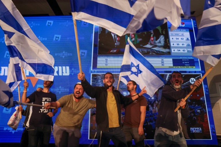 Apoiadores do legislador de extrema-direita israelense e chefe do partido "Poder Judaico", Itamar Ben-Gvir, agitam bandeiras israelenses e comemoram seu forte desempenho eleitoral.