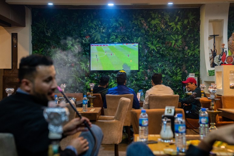 رجال يشاهدون كأس العالم لكرة القدم في أربيل ، العراق