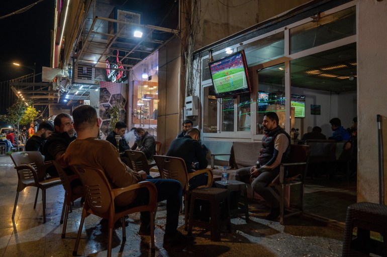 Hommes regardant la Coupe du Monde de la FIFA à Erbil, Irak