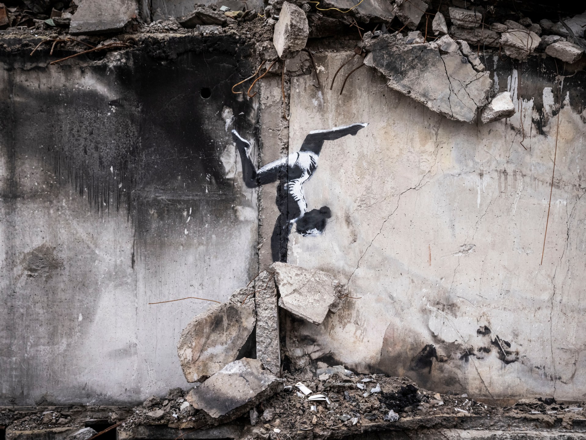 Banksyho umělecká díla se objevují na zničených budovách na Ukrajině |  válečné zprávy mezi Ruskem a Ukrajinou
