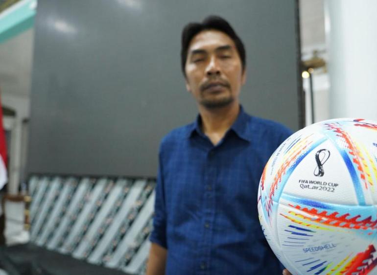 Ahmad Dawami, el regente de Madiun, sosteniendo un balón oficial de la Copa del Mundo de 2022.