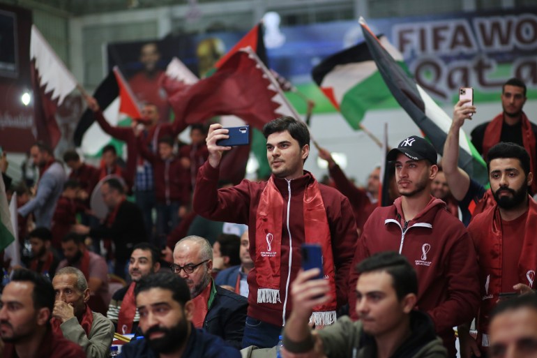 المشجعون في مدينة غزة يشاهدون المباراة الافتتاحية لكأس العالم