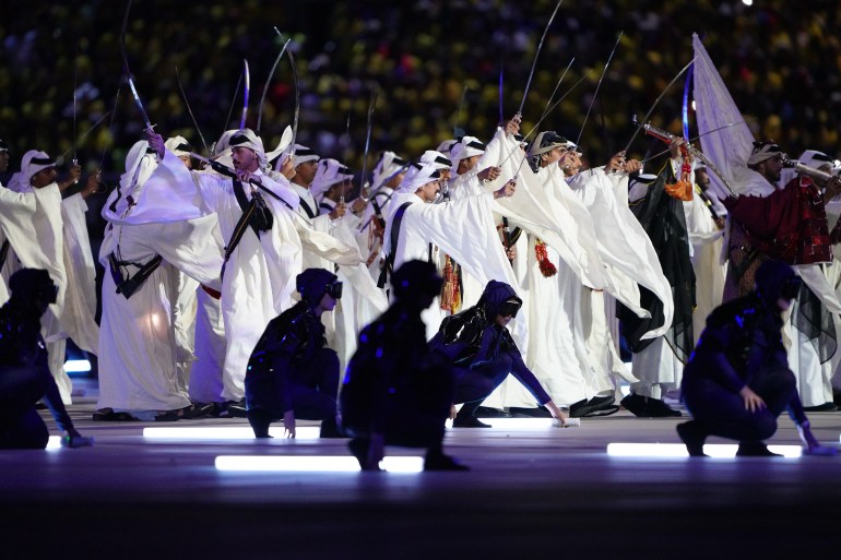 Danseurs d'épée à la cérémonie d'ouverture