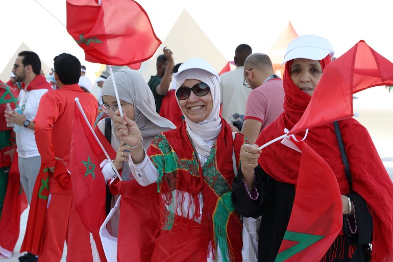 Les supporters arrivent au stade Al Bayt avant le match Maroc-Croatie