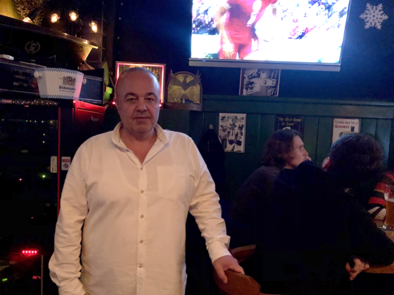 istanbul'da bir barda televizyonda dünya kupası maçı