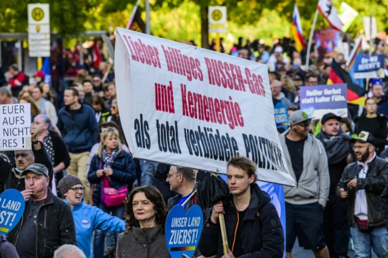 Un manifestant brandit une pancarte indiquant : "Je préfère avoir du gaz et de l'énergie nucléaire russes bon marché que des politiciens complètement stupides" lors d'un rassemblement de groupes d'extrême droite dont le parti Alternative pour l'Allemagne (AfD) contre la hausse des prix à Berlin