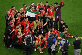 Morocco&#39;s players celebrate at the end of the Qatar 2022 World Cup round of 16 match against Spain on December 6, 2022 [Photo by Glyn KIRK/AFP]