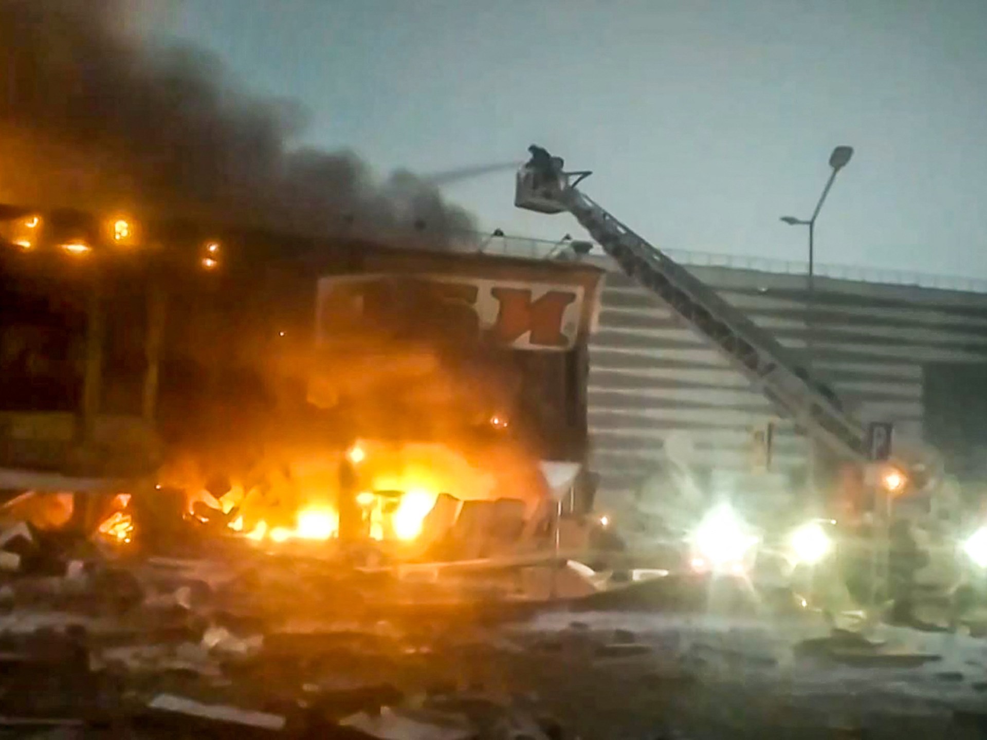 Huge fire engulfs shopping centre near Moscow