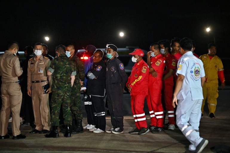 Le personnel de l'armée et l'équipe de sauvetage se rassemblent sur un site d'opération de sauvetage de fortune lors de la recherche de survivants du chavirement du navire de la marine thaïlandaise HTMS Sukhothai à environ 37 kilomètres (22 miles) au large de la côte sud-est dimanche soir, à la jetée de Bang Saphan à Prachuap Khiri Khan district, le 19 décembre 2022. - Des frégates et des hélicoptères militaires thaïlandais étaient le 19 décembre à la recherche de 31 marins après le naufrage d'un navire de la marine, des dizaines d'autres ayant été tirés des eaux agitées.  (Photo de Lillian SUWANRUMPHA / AFP)