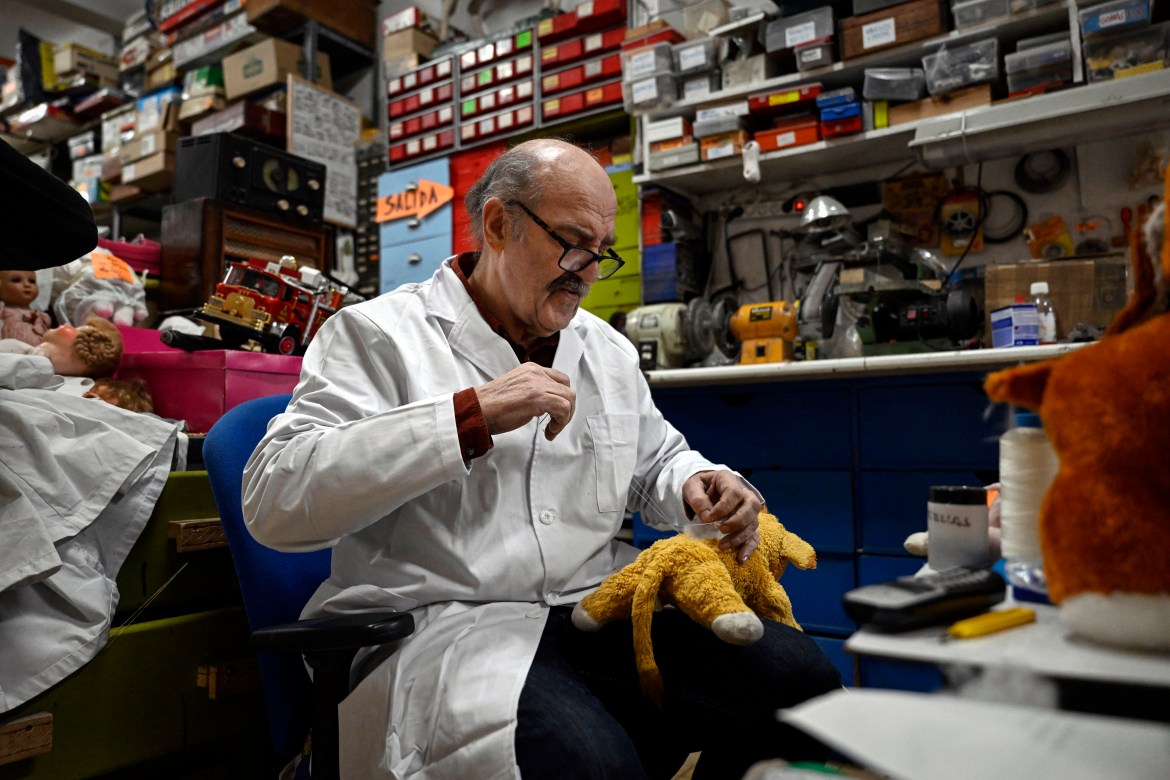 Antonio Martinez Rivas, 70 years old, sews a "Lion King"