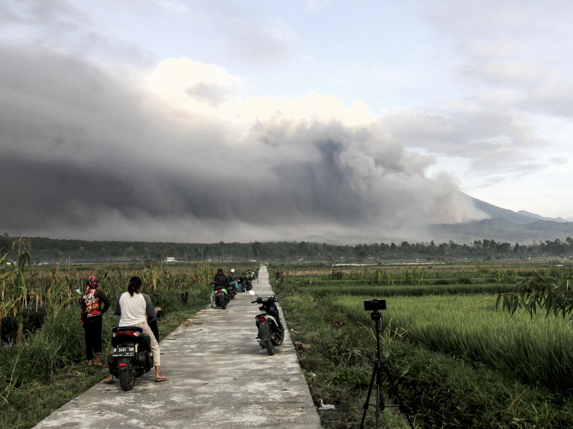 Sungai abu dan lahar di Gunung Semeru, Indonesia |  Gambar ada di berita