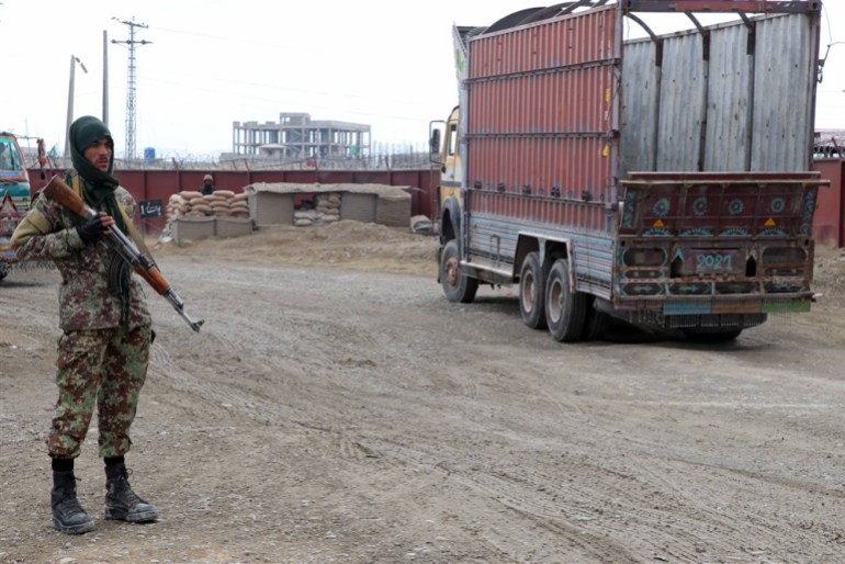 Un taliban monte la garde à la frontière entre l'Afghanistan et le Pakistan à Spin Boldak