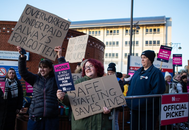 Des infirmières en grève du NHS font un piquetage devant l'infirmerie générale de Leeds à Leeds