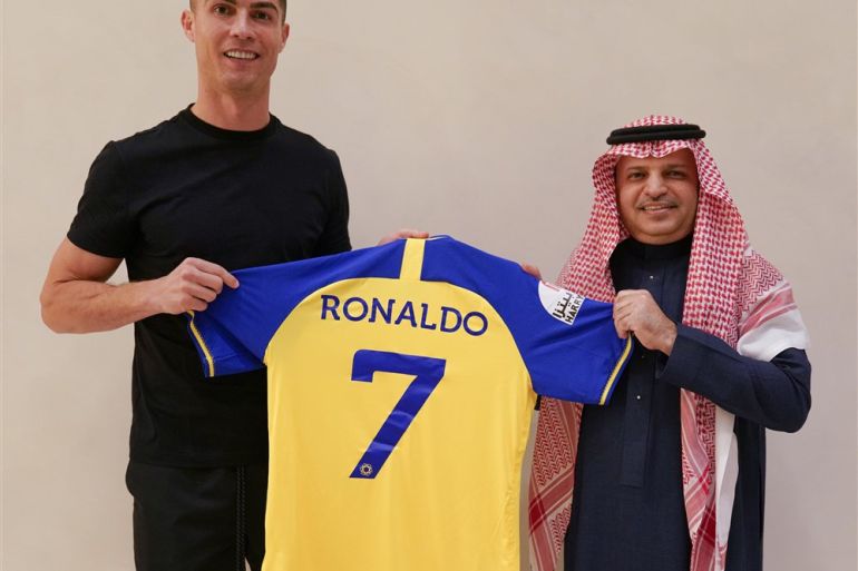 Cristiano Ronaldo posa para foto com a nova camisa do clube após anunciar em 30 de dezembro de 2022 que assinou com o Al-Nassr, em Riad, na Arábia Saudita [Al Nassr Club/EPA-EFE]