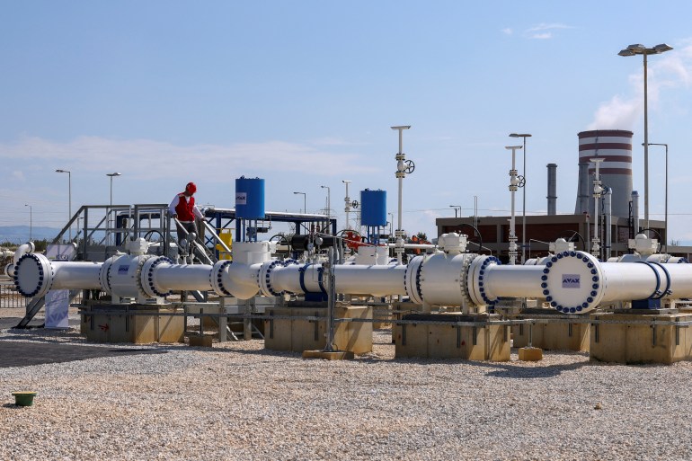 Personelden biri Gümülcine'den Bulgaristan'daki Stara Zagora'ya gaz taşıyacak olan Yunanistan-Bulgaristan Ara Bağlantılı (IGB) doğal gaz boru hattının bir kısmının başında duruyor.
