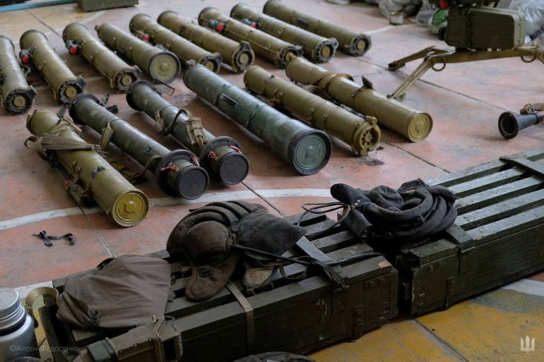Lançadores de granadas russos capturados por forças ucranianas na região de Kharkiv, Ucrânia, em setembro de 2022 [File" Press service of the Commander-in-Chief of the Armed Forces of Ukraine/handout via Reuters]