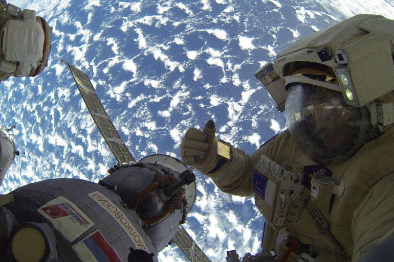 Os cosmonautas da Roscosmos Sergey Prokopyev e Dmitry Petelin conduzem uma caminhada espacial fora da Estação Espacial Internacional (ISS), em 17 de novembro de 2022 [File:Roscosmos/handout via Reuters]