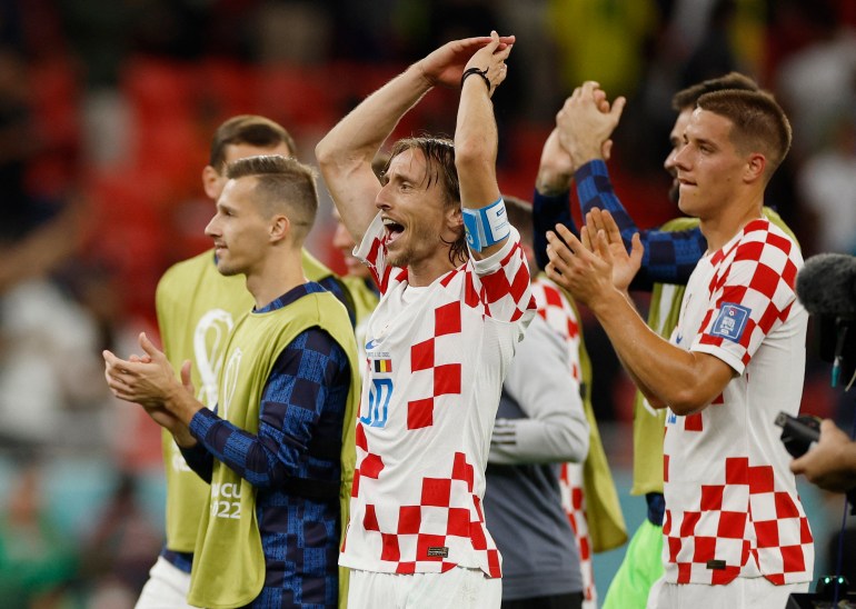 لوکا مودریچ از کرواسی بعد از بازی با هم تیمی هایش جشن می گیرد و کرواسی به مرحله یک شانزدهم نهایی صعود می کند.