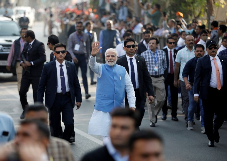 Hindistan Başbakanı Narendra Modi, 5 Aralık 2022'de Hindistan'ın Ahmedabad kentinde düzenlenen Gujarat eyalet meclisi seçimlerinin ikinci ve son aşaması sırasında oy kullanmak üzere gelirken destekçilerine el sallıyor. REUTERS/Amit Dave