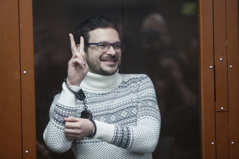 Russian opposition leader, former Moscow's municipal deputy Ilya Yashin gestures in a defendants' glass cage prior to a verdict hearing at the Meshchansky district court in Moscow, Russia, December 9, 2022. Prosecution requested nine years in prison for Yashin for spreading fake information about the Russian army. Yuri Kochetkov/Pool via REUTERS