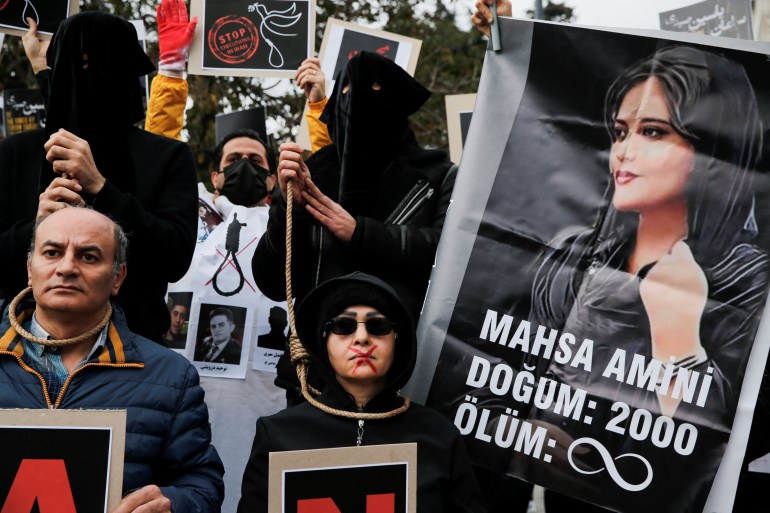 Mensen nemen deel aan een demonstratie tegen het islamitische regime van Iran na de dood van Mahsa Amini, in Istanbul