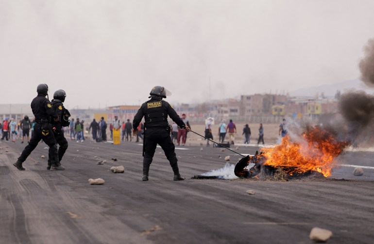 Police disperse protesters in Peru