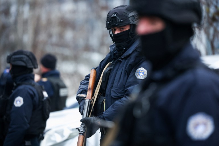 Des policiers du Kosovo patrouillent dans une zone située dans la partie nord de la ville de Mitrovica, au Kosovo, divisée sur le plan ethnique.