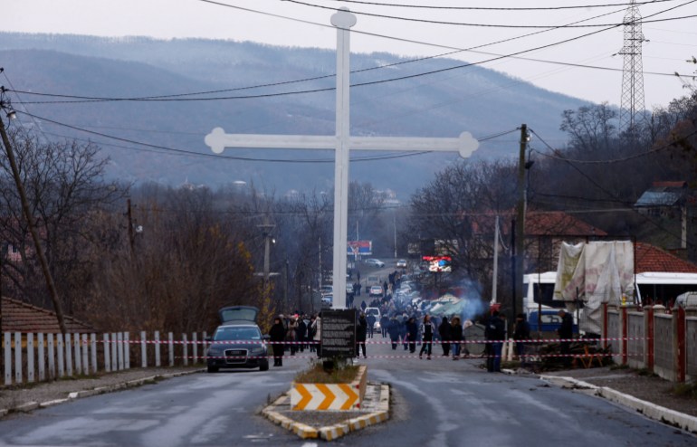 Les Serbes du Kosovo bloquent la route près du village de Rudine, au nord de Mitrovica
