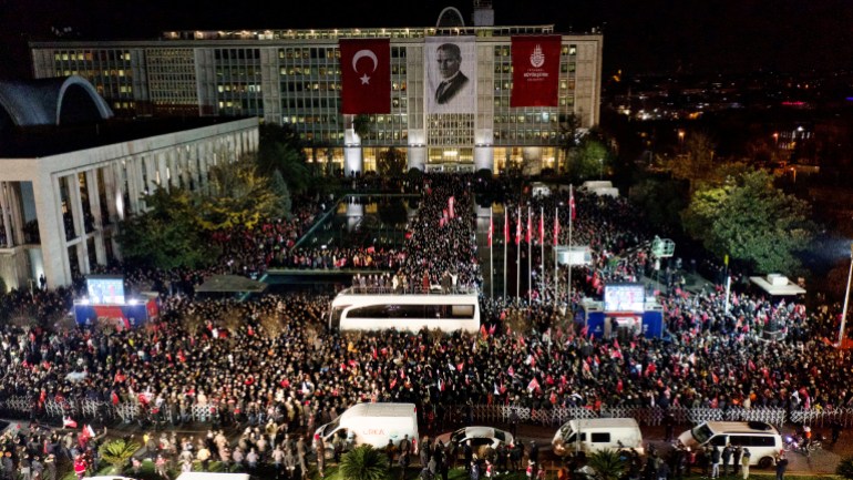 Le maire d'Istanbul, Ekrem Imamoglu, s'adresse à ses partisans en haut d'un bus 