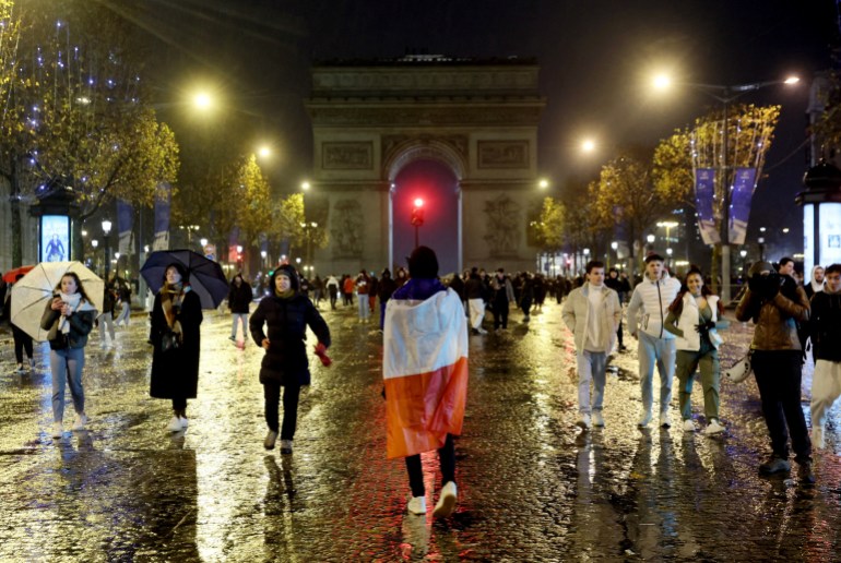 Des supporters français sur les Champs-Elysées à Paris lors de la finale de la Coupe du monde entre la France et l'Argentine.