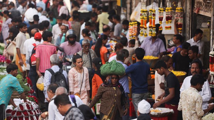 People walk through a crowded market in Mumbai, India, December 22, 2022. REUTERS/Francis Mascarenhas