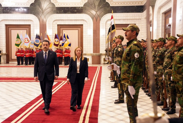 Il primo ministro iracheno Mohammed Shia Al-Sudani cammina con il primo ministro italiano Giorgia Meloni