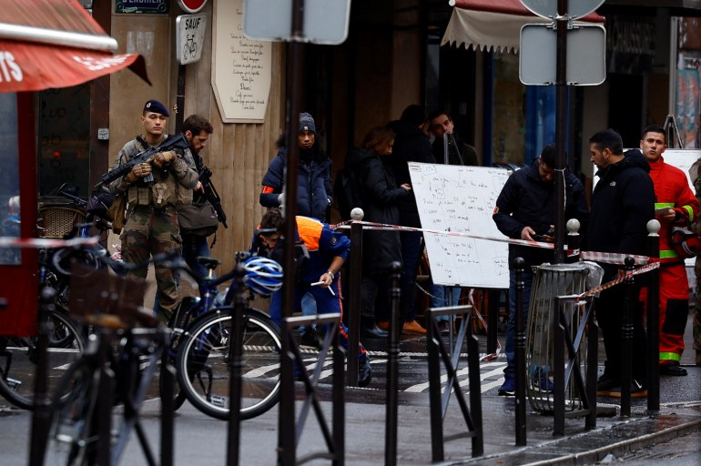 Fransız polisi, 23 Aralık 2022'de Paris'in merkezi bir bölgesinde iki kişinin ölümüne ve çok sayıda kişinin yaralanmasına yol açan ateş açıldıktan sonra bir sokağı güvenlik altına aldı. REUTERS/Sarah Meyssonnier