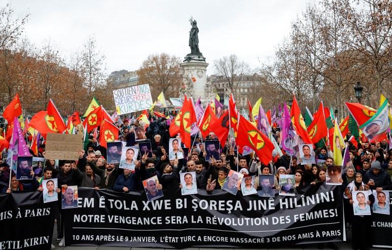 Membros da comunidade curda se reúnem na praça Place de la Republique, após um tiroteio, em Paris, França, 24 de dezembro de 2022