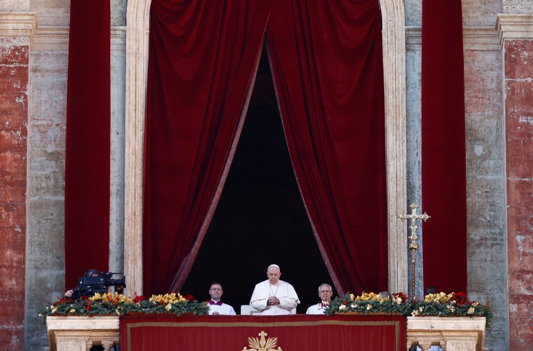 Paus Franciscus levert zijn traditionele Urbi et Orbi-boodschap op eerste kerstdag in het Vaticaan
