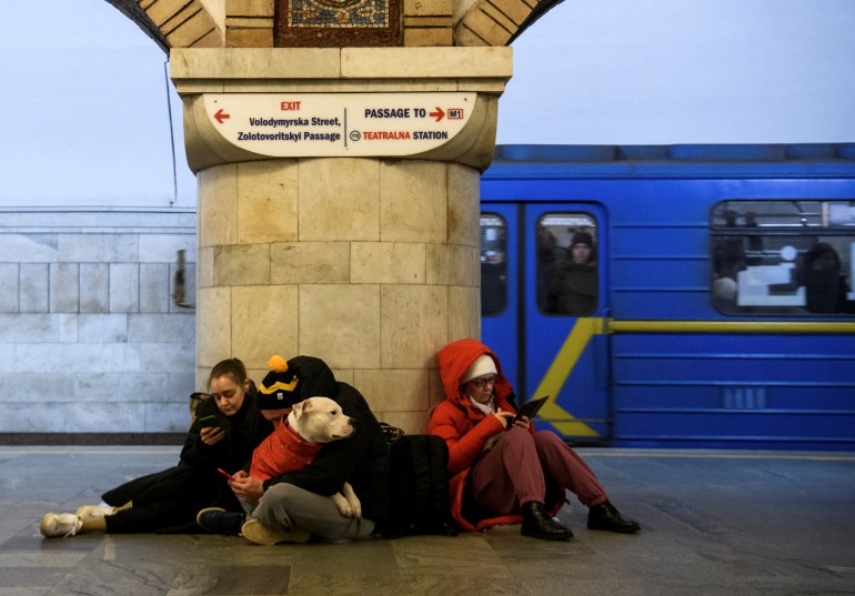 Mensen zoeken hun toevlucht in een metrostation tijdens massale Russische raketaanvallen in Kiev