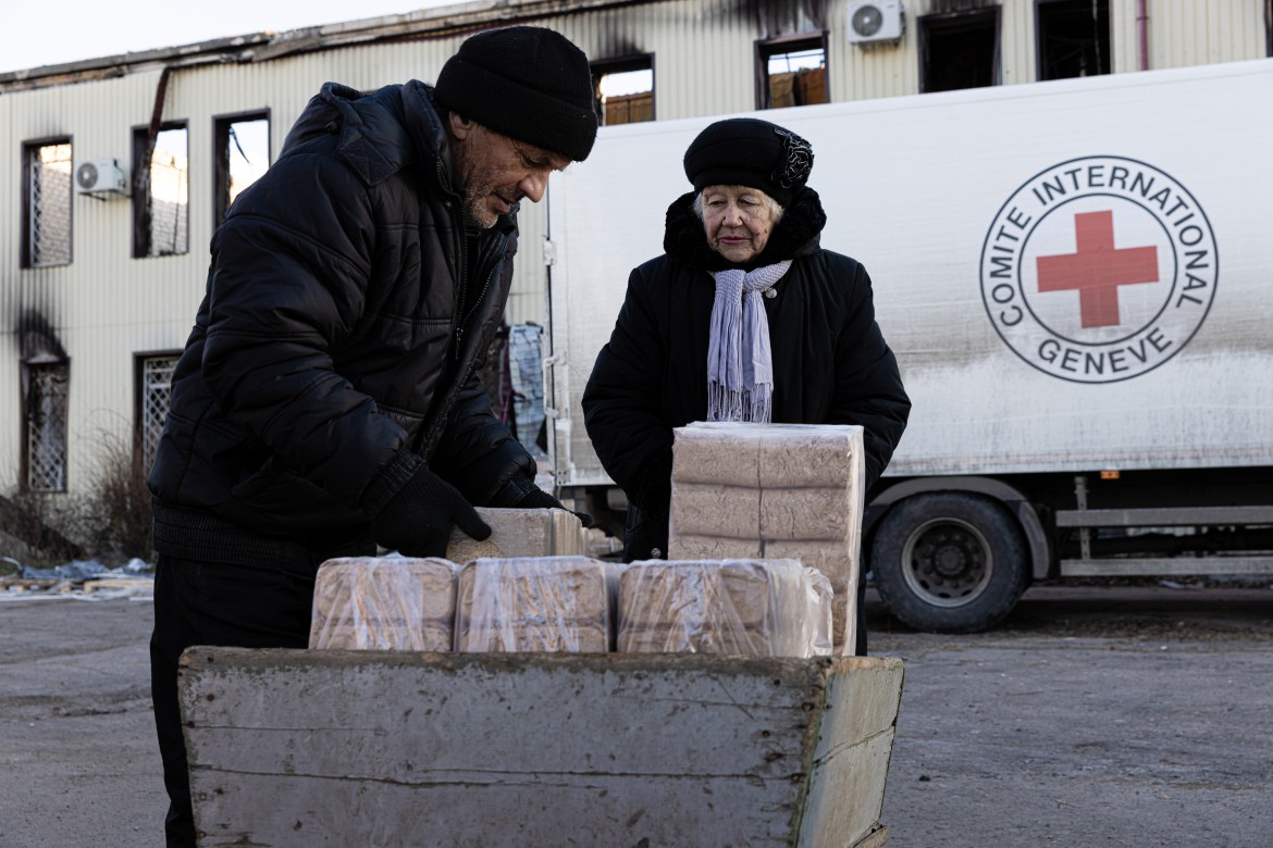 ICRC distributes dry fuel bricks to the residents of Lyman