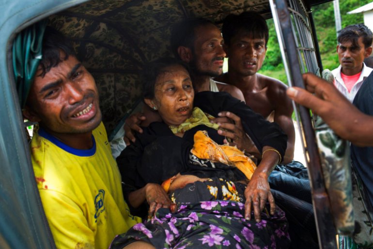 Une femme âgée blessée et ses proches se précipitent vers un hôpital à bord d'un pousse-pousse, près de la ville frontalière de Kutupalong, au Bangladesh, après que la femme rohingya a rencontré une mine terrestre qui a explosé sa jambe droite alors qu'elle tentait de passer au Bangladesh.