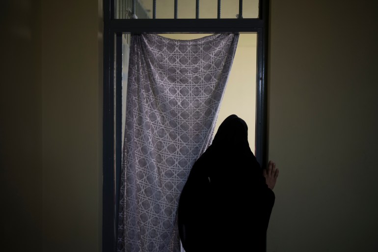 一名阿富汗妇女走出阿富汗喀布尔 Pul-e-Charkhi 监狱女子牢房内的牢房